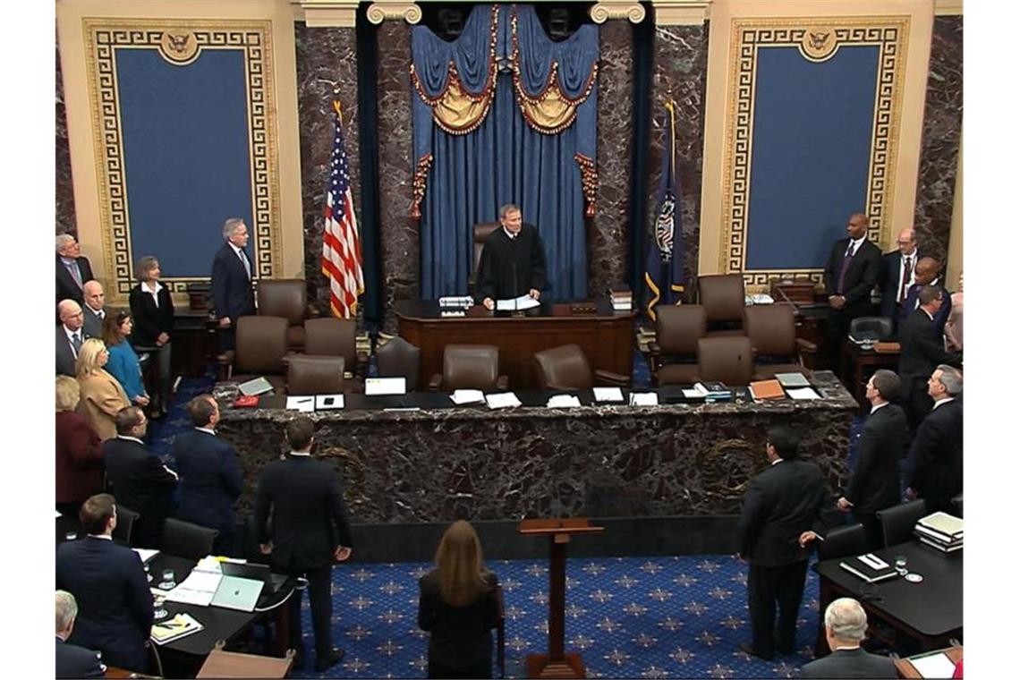 John Roberts (M), Vorsitzender des Obersten Gerichtshofes, spricht während der Fortsetzung des Amtsenthebungsverfahrens im US-Senat in Washington. Foto: Uncredited/Senate Television/AP/dpa