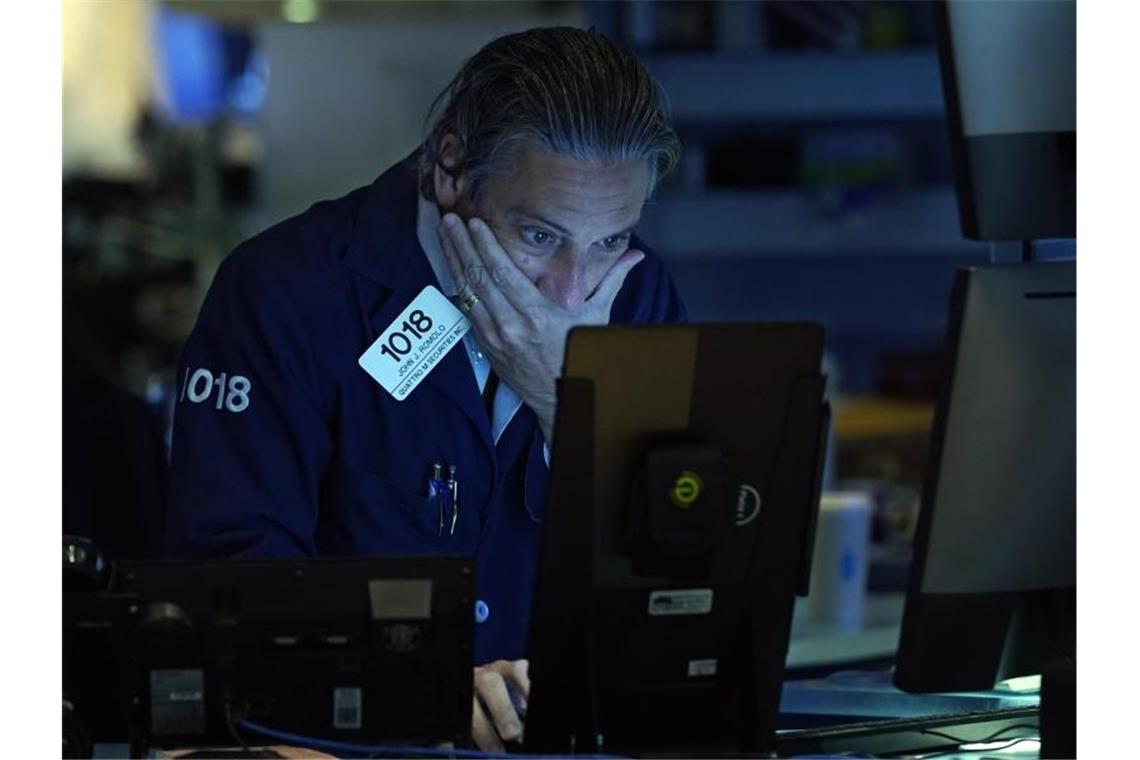 John Romolo, Börsenhändler, arbeitet auf dem Parkett der New Yorker Börse. Die mit Spannung erwarteten Inflationsdaten aus den USA haben den Notierungen an der Wall Street keinen Anschub verliehen. Foto: Richard Drew/AP/dpa