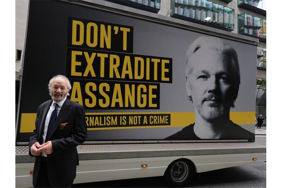 John Shipton, Vater des Wikileaks-Gründers Assange, steht an einem LKW vor einem Plakat mit der Aufschrift "Don't Extradite Assange" ("Liefert Assange nicht aus"). Foto: Aaron Chown/PA Wire/dpa