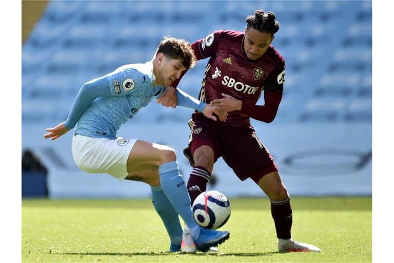 John Stones (l) von Manchester City und Helder Costa von Leeds United im Zweikampf. Foto: Rui Vieira/PA Wire/dpa
