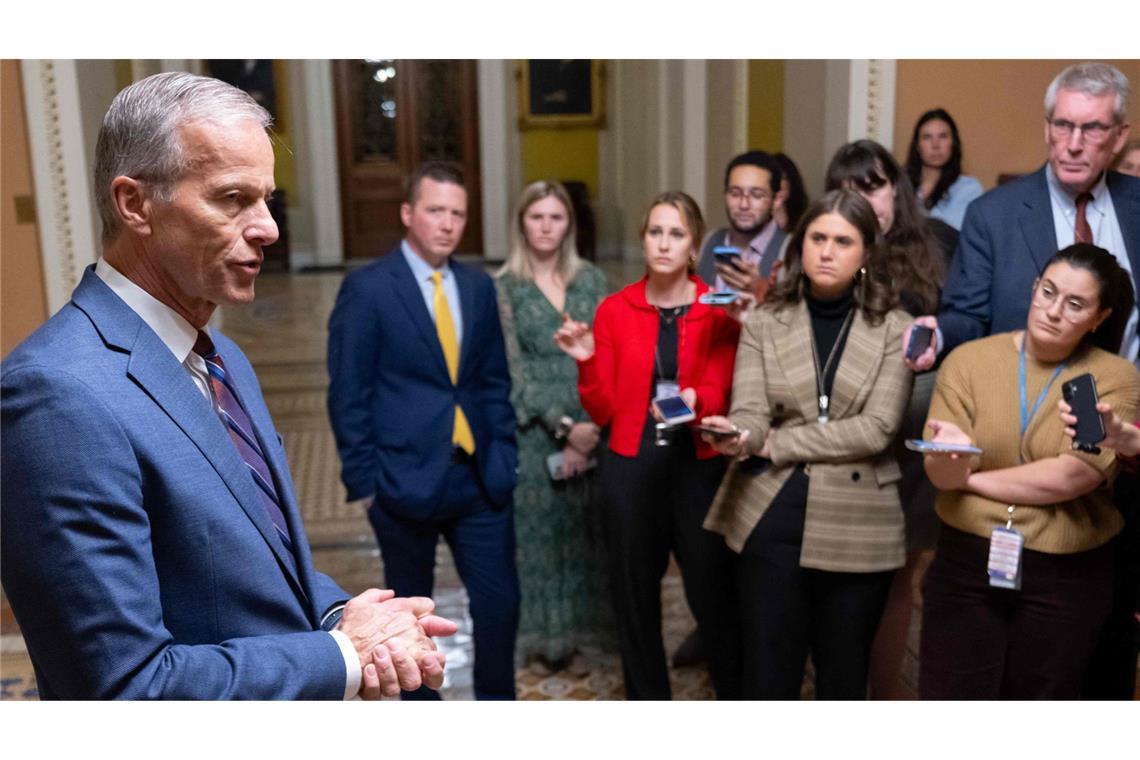 John Thune, Mehrheitsführer im Senat, spricht zur Presse.