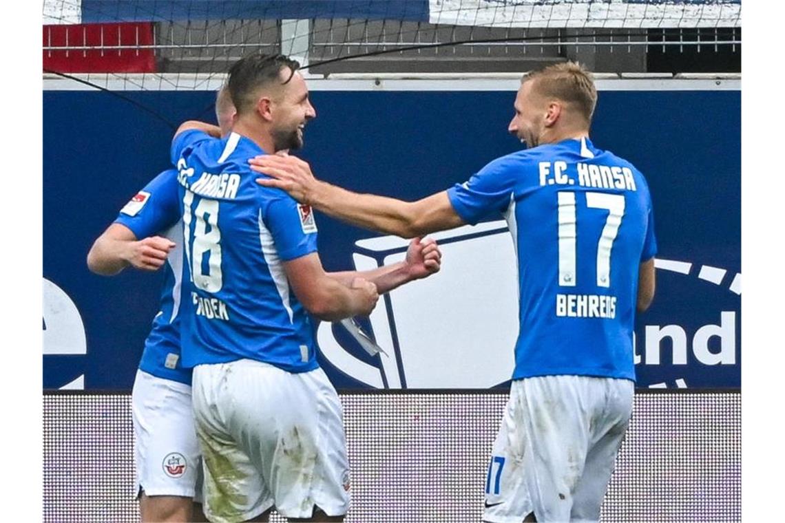 John Verhoek (l) und Hanno Behrens waren Rostocks Matchwinner beim Auswärtssieg in Regensburg. Foto: Armin Weigel/dpa