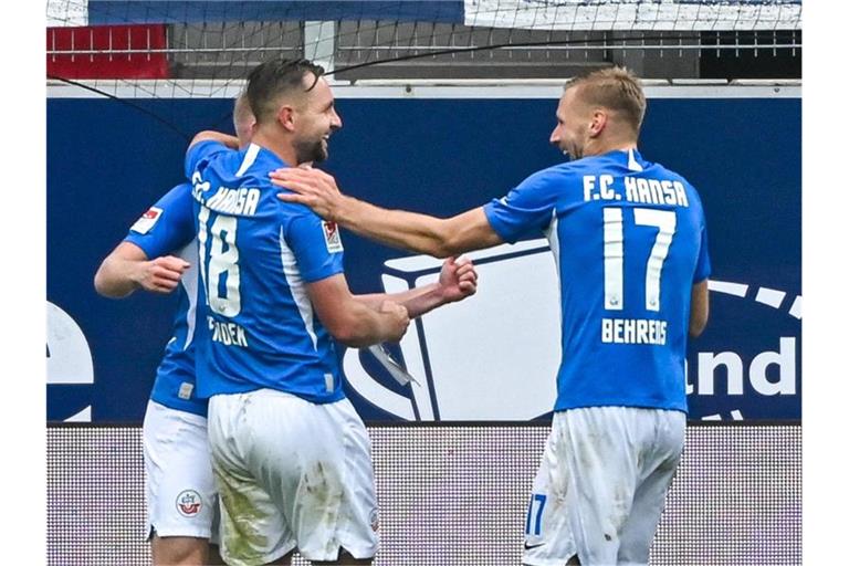 John Verhoek (l) und Hanno Behrens waren Rostocks Matchwinner beim Auswärtssieg in Regensburg. Foto: Armin Weigel/dpa