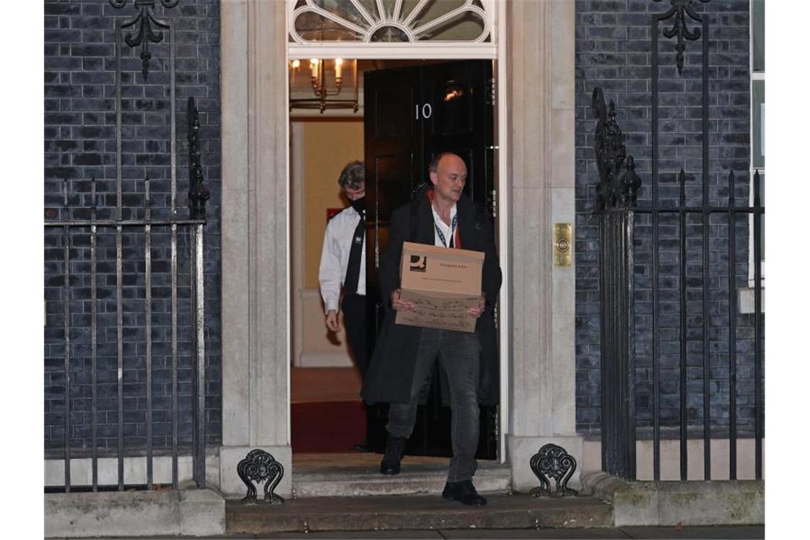 Johnsons Berater Dominic Cummings kommt mit einer Kiste aus der 10 Downing Street. Nach Informationen der BBC soll Cummings noch vor Weihnachten „die Regierung verlassen“. Foto: Yui Mok/PA Wire/dpa