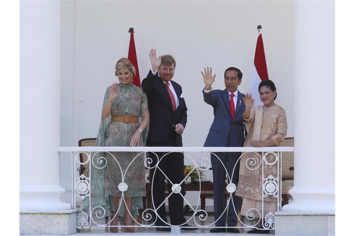 Joko Widodo (2.v.r), Präsident von Indonesien, und seine Frau Iriana (r) empfangen Willem-Alexander, König der Niederlande, und Königin Maxima im Präsidentenpalast. Foto: Achmad Ibrahim/AP/dpa