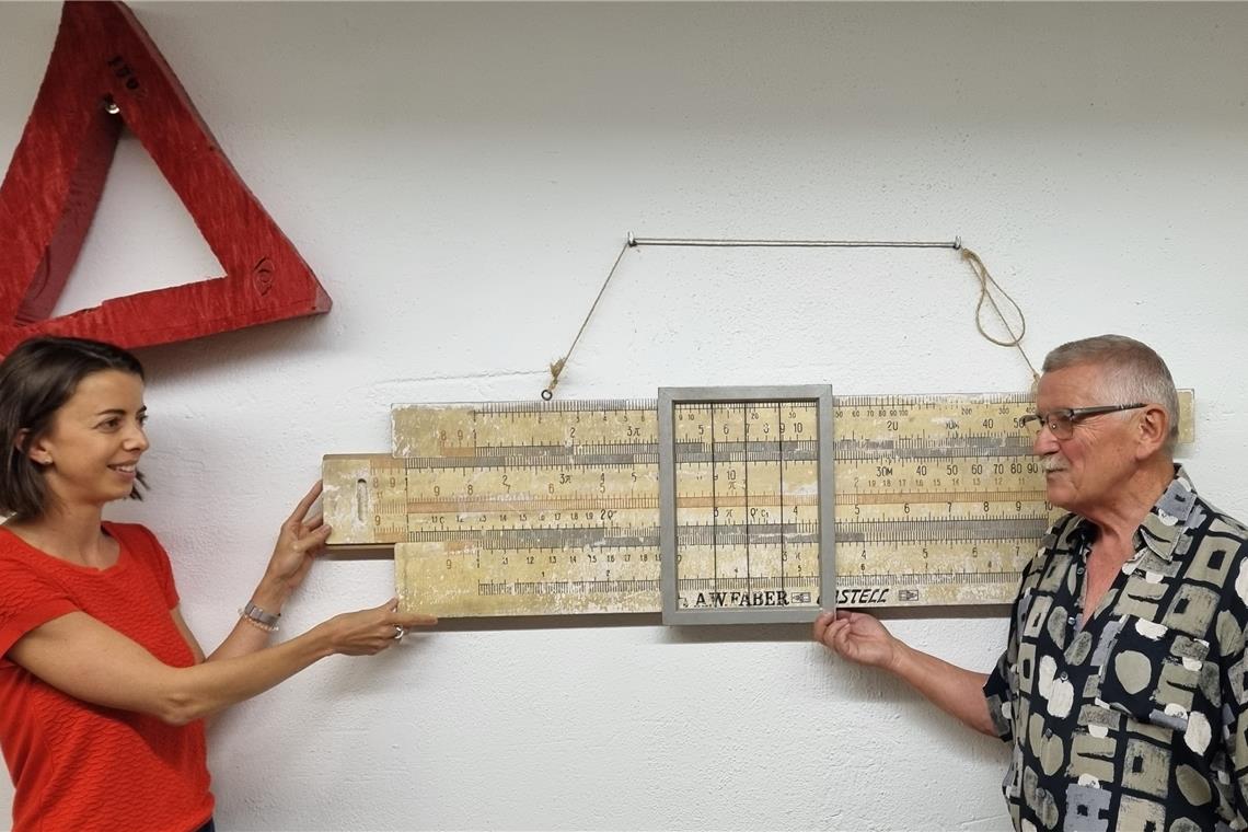 Peter Haußmann stellt neue Projekte in der alten Spinnerei vor Jolanda Bozzetti, Pressesprecherin des Württembergischen Kunstvereins Stuttgart, und Peter Haußmann sprechen über das Rechenschieber-und-Dreieck-Objekt. Fotos: Ingrid Knack