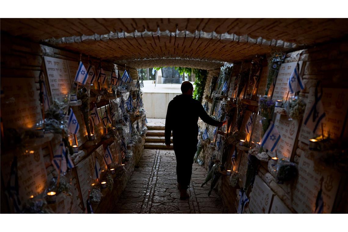 Jom HaSikaron-Gedenktag - Ein Mann besucht den Militärfriedhof Mount Herzl in Jerusalem am Vorabend des jährlichen israelischen Gedenktages für die gefallenen Soldaten.