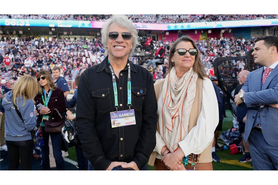Jon Bon Jovi (l) und seine Frau Dorothea stimmten sich ebenfalls vom Rande des Spielfelds auf das NFL-Finale ein.