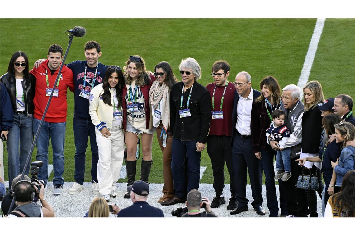 Jon Bon Jovi (Mitte, Sonnenbrille) unter anderem mit dem Patriots-Besitzer Robert Kraft (sechster von rechts)