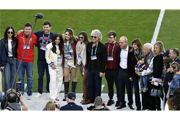 Jon Bon Jovi (Mitte, Sonnenbrille) unter anderem mit dem Patriots-Besitzer Robert Kraft (sechster von rechts)
