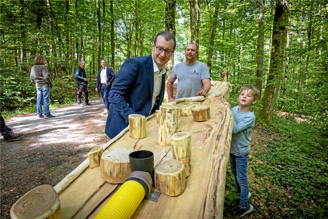 Die Murmelbahn im Plattenwald ist jetzt über 50 Meter lang Jonas Becher (von rechts), Lars Goller und Maximilian Friedrich testen die neue Murmelbahn im Plattenwald. Fotos: Alexander Becher