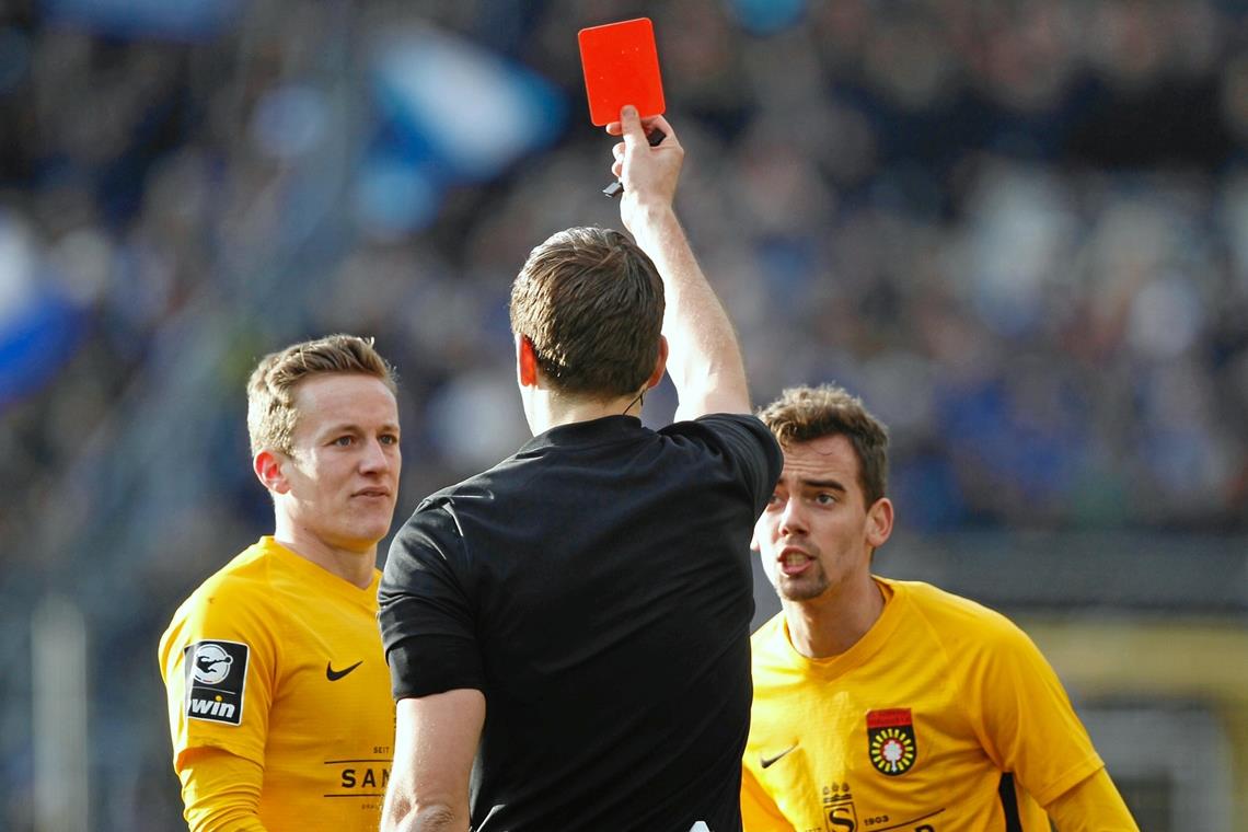 Jonas Behounek (links) hat in der Nachspielzeit der ersten Halbzeit die Ampelkarte gesehen. Foto: O. Haist
