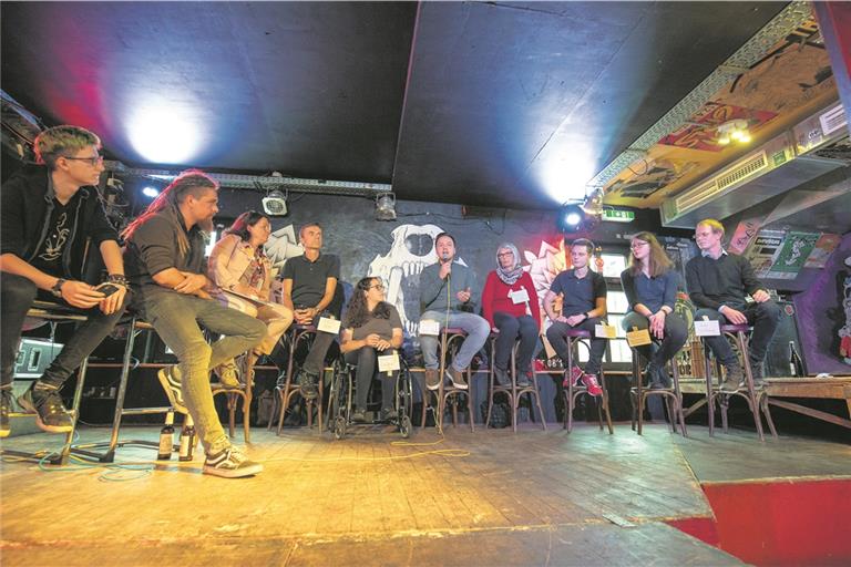 Jonas Blochinger und Pascal Weber interviewten die Kandidaten Sabine Kutteroff, Eric Bachert, Juliana Eusebi, Yusun Kahraman, Meike Ribbeck, Maksim Benenson, Natalia Grabke und Axel Bauer (von links). Foto: A. Becher
