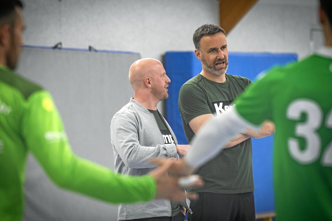 Ein großer Baustein für den Weg nach oben Jonas Frank (links) und Jochen Bartels sind sich einig, dass die neuen Trainingsmöglichkeiten den HCOB zügig voranbringen. Foto: Alexander Becher