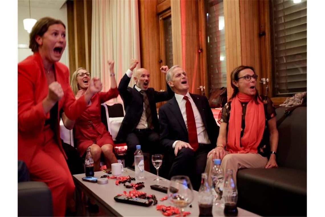 Jonas Gahr Støre (2.v.r), Vorsitzender der norwegischen Arbeiterpartei, jubelt mit Parteifreunden über das Wahlergebnis. Foto: Javad Parsa/NTB/dpa