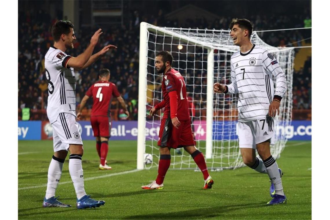 Jonas Hofmann (l) feiert das 1:0 gegen Armenien mit Torschütze Kai Havertz (r). Foto: Christian Charisius/dpa