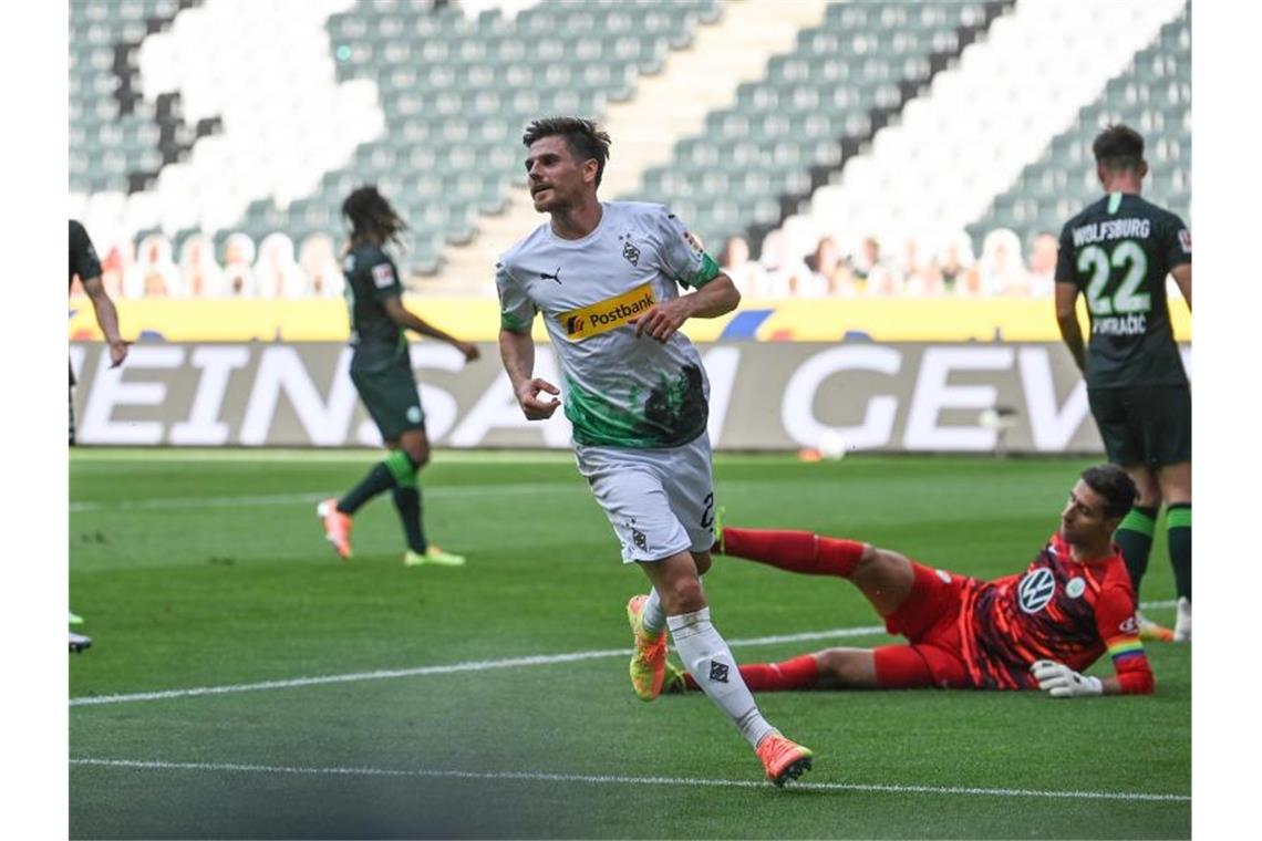 FC Bayern zum 30. Mal Meister - Paderborn steigt ab Jonas Hofmann (M) war der Matchwinner beim Gladbacher Heimsieg gegen Wolfsburg. Foto: Federico Gambarini/dpa-Pool/dpa