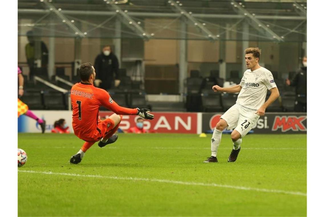 Jonas Hofmann (r) brachte Gladbach in Führung. Foto: Cezaro de Luca/dpa