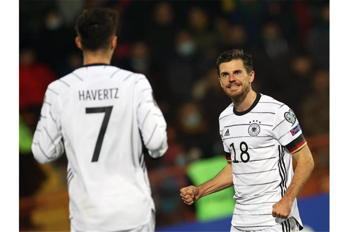 Flicks siebter Streich: DFB-Auswahl gewinnt auch in Armenien Jonas Hofmann (r) machte das Tor zum 4:1-Endstand. Foto: Christian Charisius/dpa