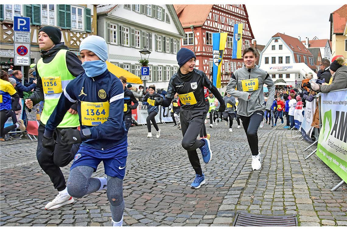 Jonas (mitte) vom SV Steinbach beim Windmüller Mini Marathon über 2,5 Kilometer ...