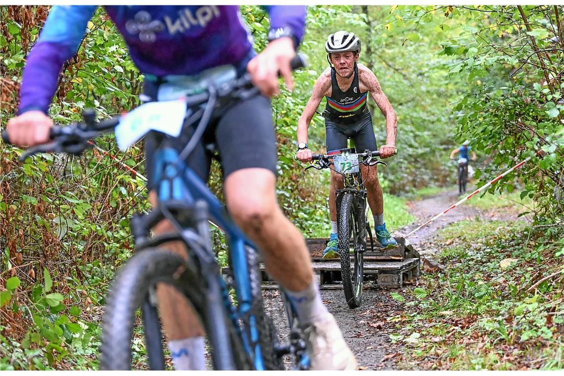 Jonas Pfeil (Nr. 73) springt über das Hindernis im Wald. 4. Kindercrossduathlon ...