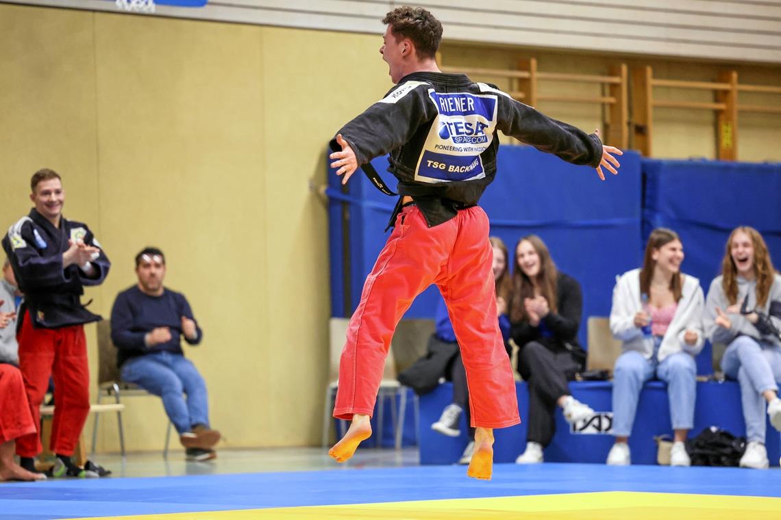 Jonas Riener und die TSG-Judoka machen nach dem ersten Bundesliga-Sieg große Luftsprünge. Foto: Alexander Becher