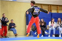 Jonas Riener und die TSG-Judoka machen nach dem ersten Bundesliga-Sieg große Luftsprünge. Foto: Alexander Becher