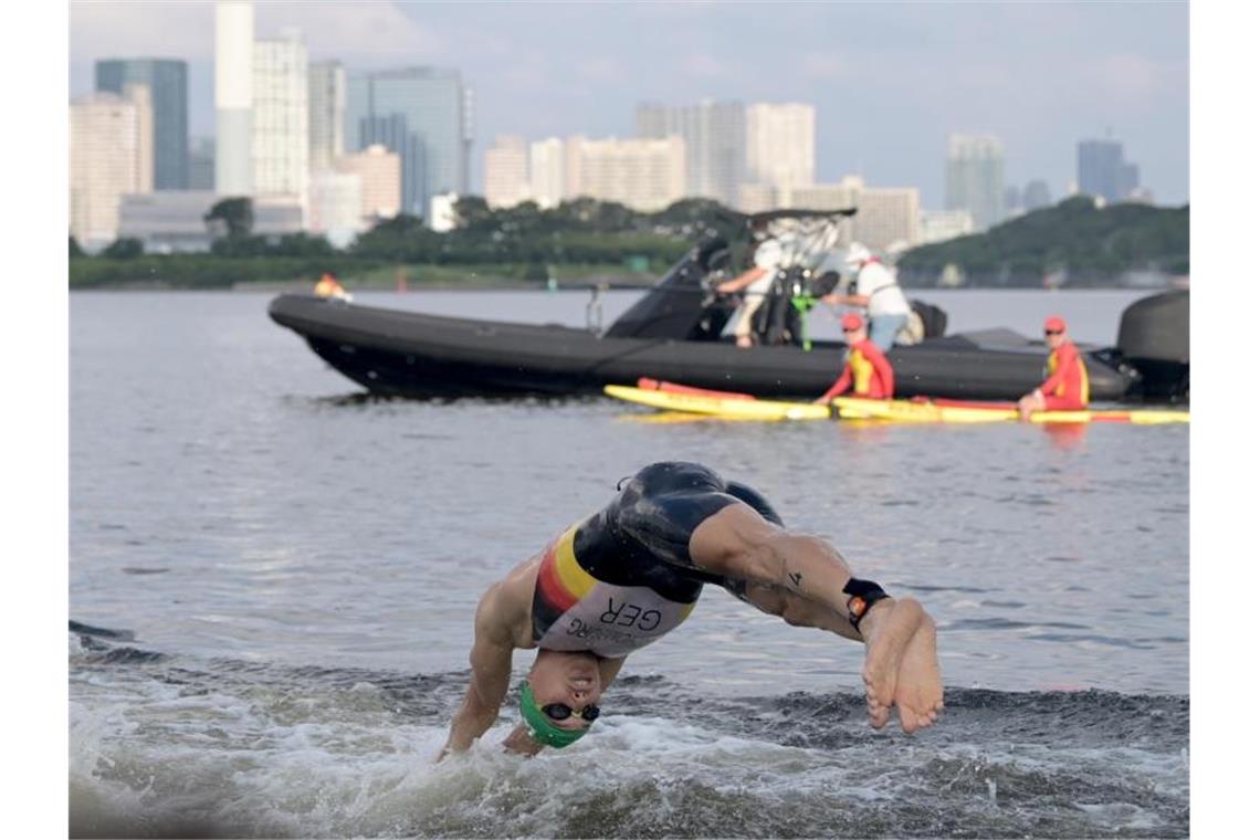 Jonas Schomburg beim Start des olympischen Triathlons. Foto: Sebastian Gollnow/dpa