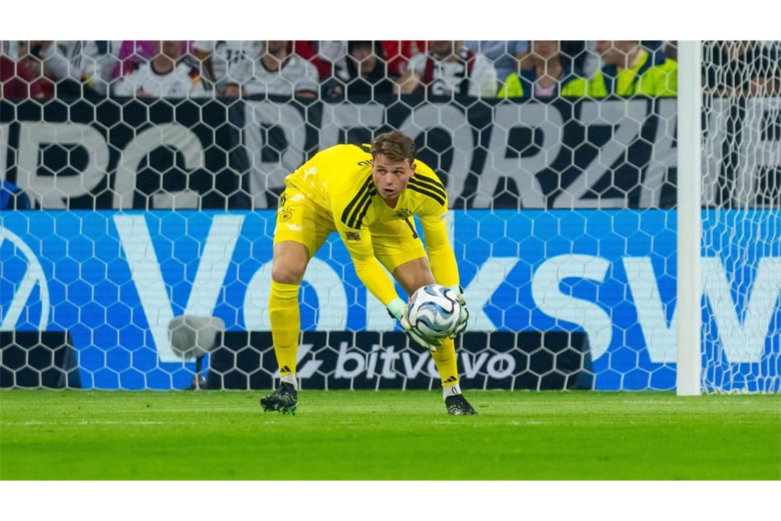 Jonas Urbig (Note 3): Heimspiel beim Länderspieldebüt: Der Rahmen hätte unpassender sein können für den Keeper des FC Bayern – nun also durfte der Münchner Kronprinz von Manuel Neuer in der heimischen Arena in Fröttmaning zum ersten Mal zwischen die Pfosten mit dem Adler auf der Brust. Urbig konnte sich gegen die Serben nicht auszeichnen – weil die Gäste ihn schlicht nicht prüften.