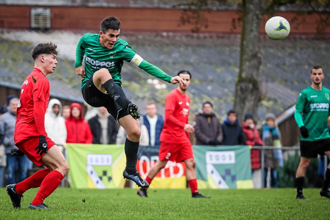 SGOS-Fußballer mischen die Bezirksliga auf Jonas Wieland (beim Schuss) lässt sich bislang mit der SG Oppenweiler/Strümpfelbach in der Bezirksliga nicht aufhalten. Foto: A. Becher