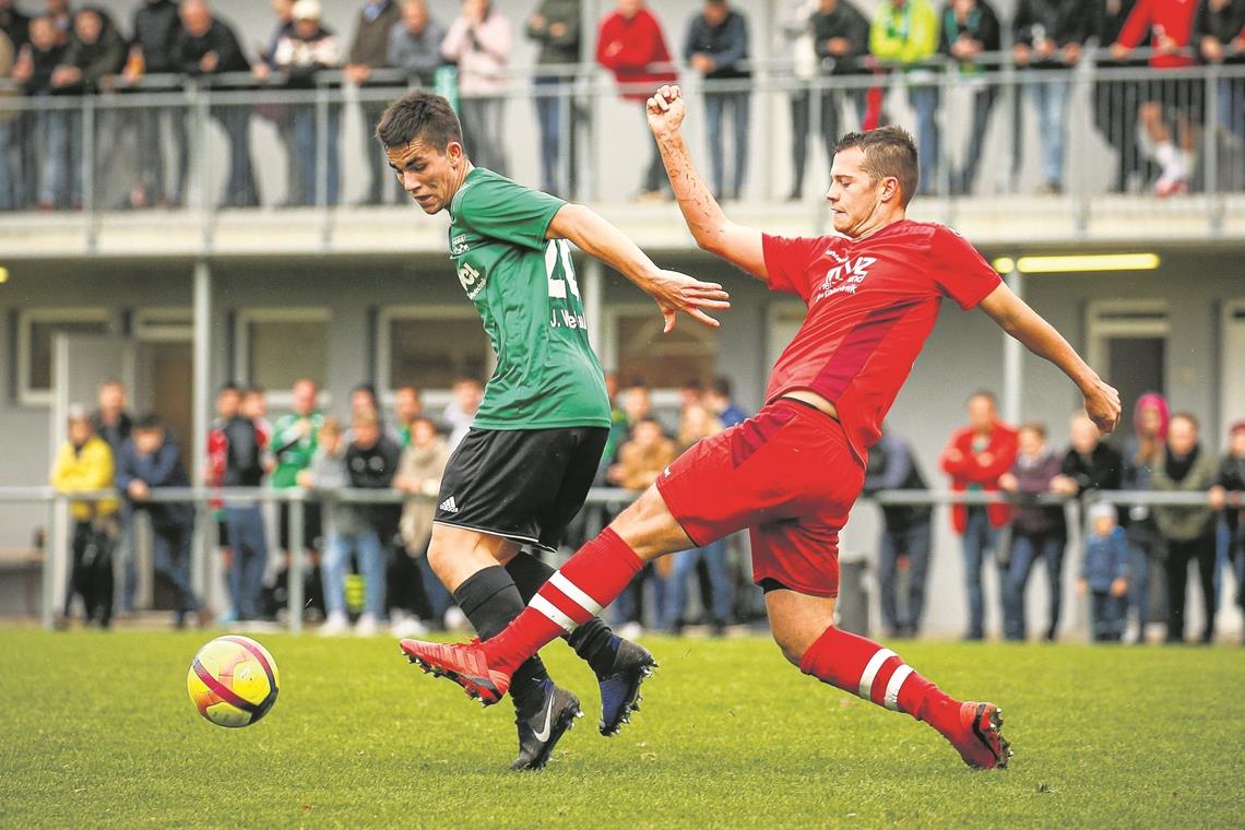 Jonas Wieland (links) und die SGOS-Fußballer sind ihren Kontrahenten bislang fast immer einen Schritt voraus. Foto: A. Becher