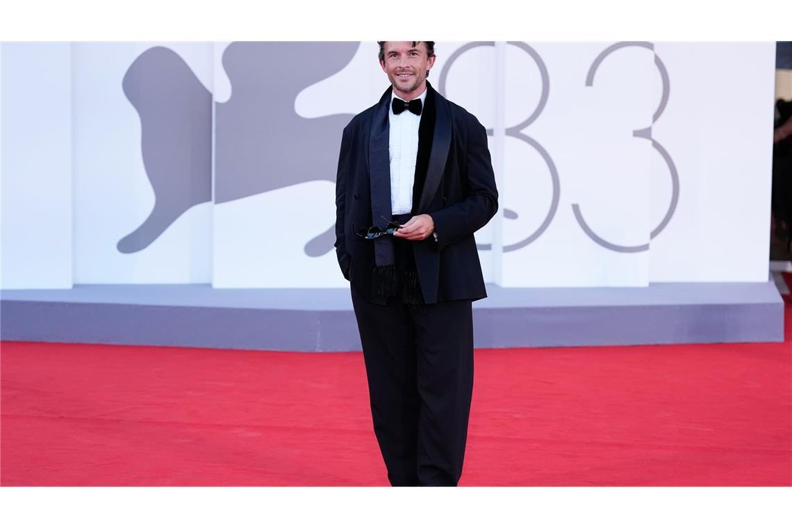 Jonathan Bailey posiert bei der Eröffnungsfeier auf dem roten Teppich im Rahmen der 83. Ausgabe der Filmfestspiele von Venedig für die Fotografen. (zu dpa: «Clooney verzaubert Venedig - Filmfestspiele eröffnet»)