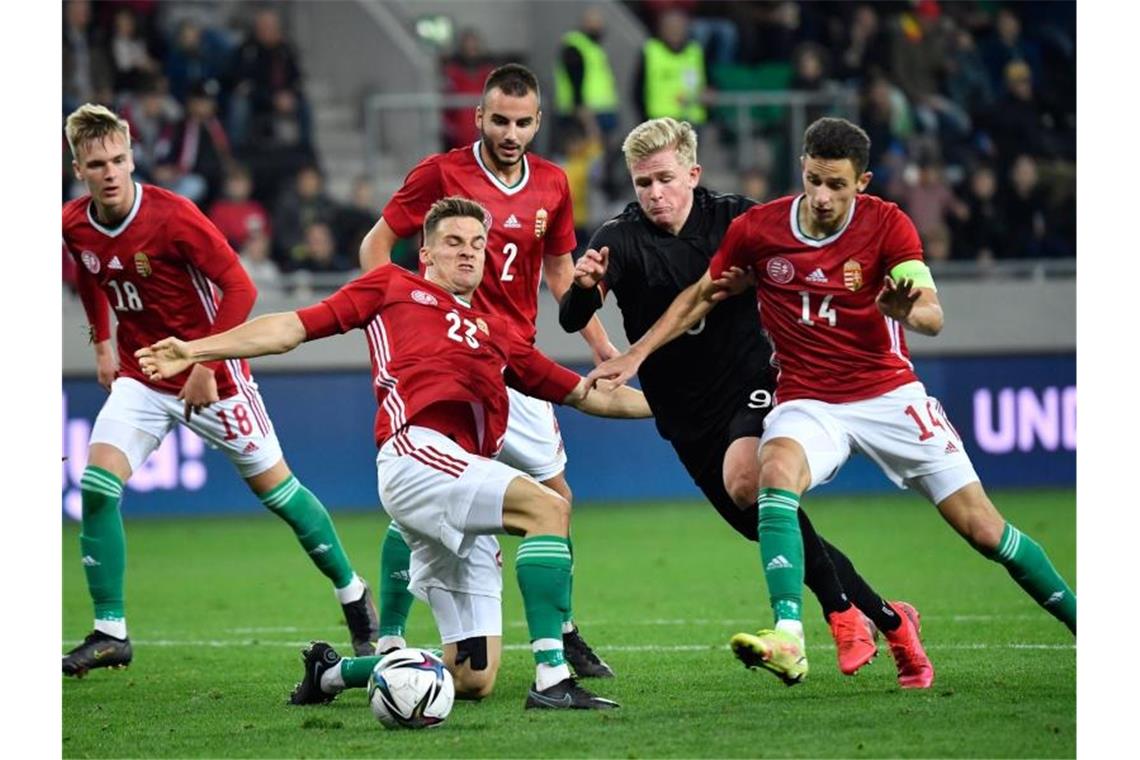 Deutsche U21 mit zweitem Sieg für Trainer Di Salvo Jonathan Burkardt (2.v.r.) versucht gegen mehrere Ungarn an den Ball zu kommen. Foto: Marton Monus/dpa