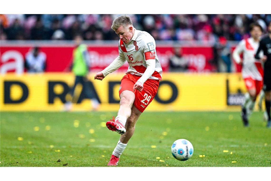 Superstar oder Ersatzmann? Das wurde aus den U-21-Europameistern von 2021 Jonathan Burkardt, FSV Mainz 05: Der Mittelstürmer erzielte in 20 Spielen für die U21 zehn Treffer – einen davon beim Turnier 2021. Eine schwere Knieverletzung im Jahr 2022 schien der abrupte Wendepunkt von Burkardts rasantem Karriere-Aufstieg zu sein. Knapp zwei Jahre lang konnte der gebürtige Darmstädter keine regelmäßige Spielzeit sammeln. In der abgelaufenen Saison blieb er jedoch weitestgehend verletzungsfrei und glänzte mit 18 Treffern in 29 Ligaspielen. Mehreren Quellen zufolge wird Burkardt im Sommer der teuerste Zugang in der Geschichte Eintracht Frankfurts.