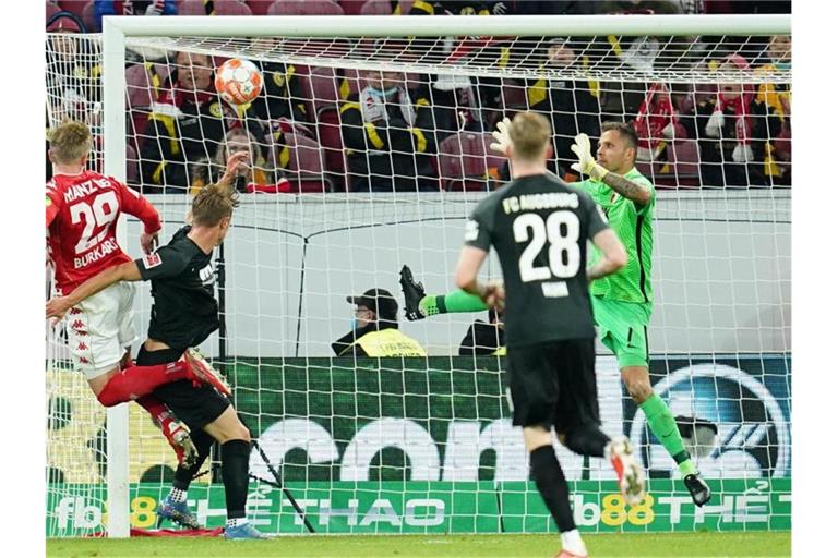 Jonathan Burkardt (l) köpft den Ball zum 3:0 ins Tor von Augsburgs Torwart Rafal Gikiewicz (r). Foto: Uwe Anspach/dpa