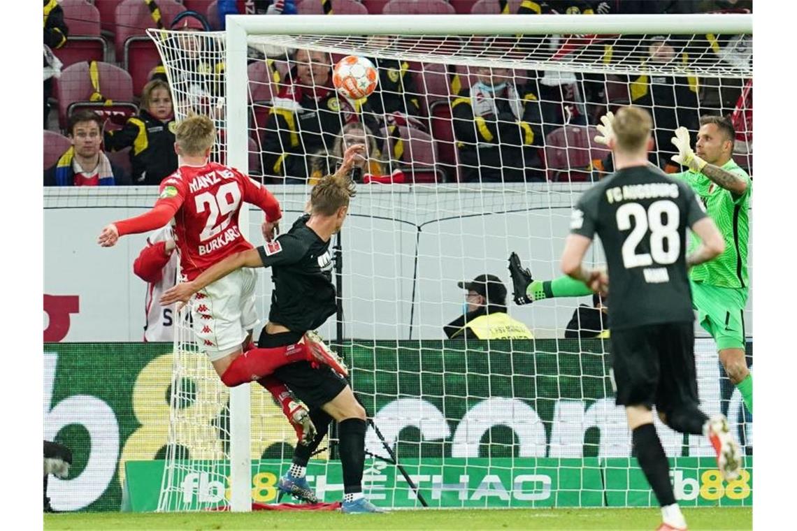 Jonathan Burkhardt (l) erzielte beim Mainzer Sieg gegen Augsburg zwei Treffer. Foto: Uwe Anspach/dpa