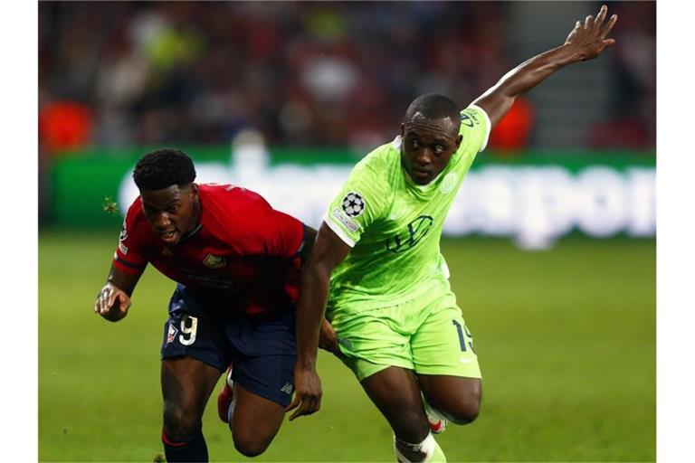 Jonathan David (l) vom OSC Lille gegen Kevin Mbabu vom VfL Wolfsburg. Foto: Michel Spingler/AP/dpa