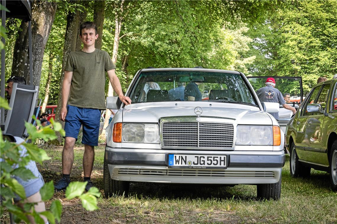 Jonathan Guggolz präsentiert seinen Mercedes bei der 13. Oldtimerpräsentation im...