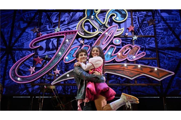 Jonathan Guth (l) als Romeo und Sebeya (Rita Sebeh) als Julia, stehen während eines Press-Calls des Musicals Julia im Stage Palladium Theaters im SI-Centrum auf der Bühne.