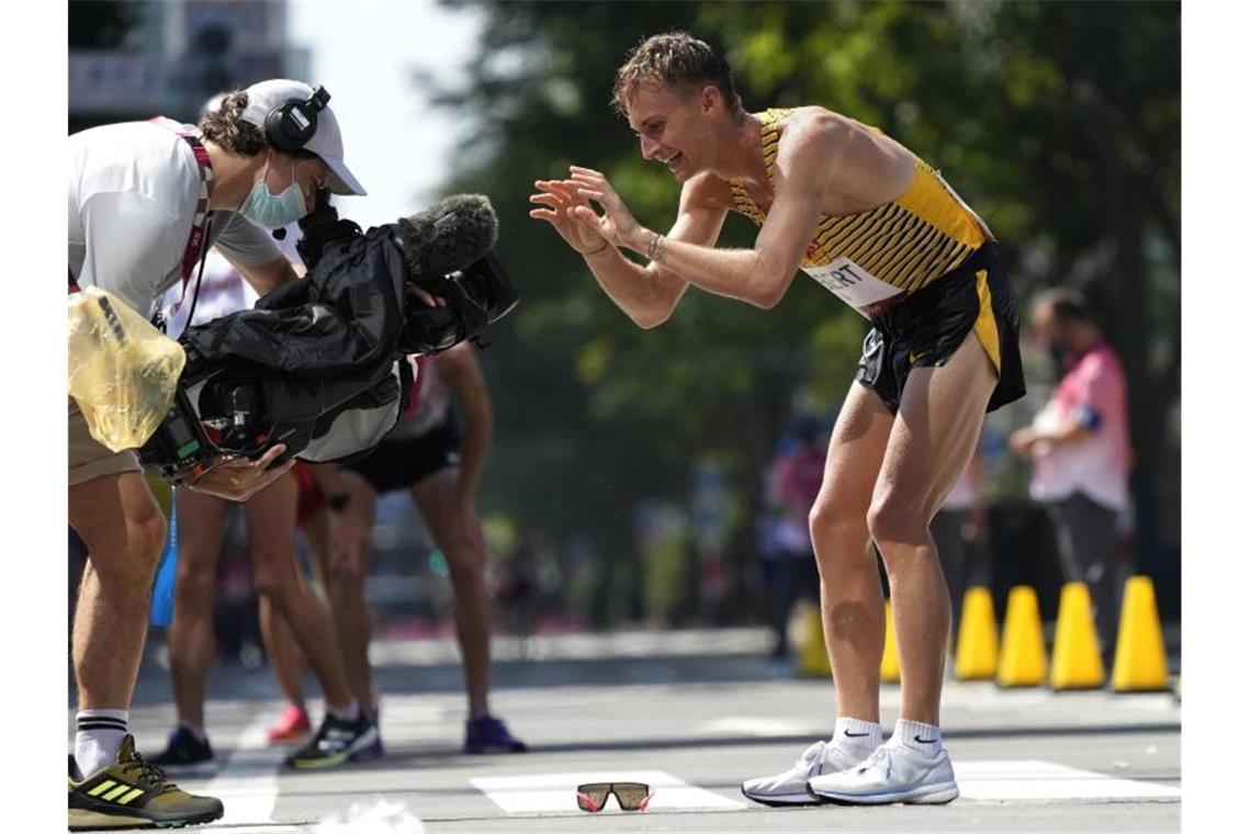 „Für dich, Anna!“: Silber-Geher Hilbert schafft Sensation Jonathan Hilbert jubelte nach seinem Silber-Coup in die Kamera. Foto: Shuji Kajiyama/AP/dpa