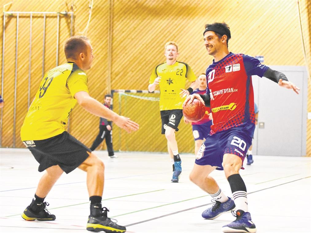 Zuversicht trotz des durchwachsenen Starts Jonathan Leipold (am Ball) will nach seiner Ellenbogenverletzung nun mithelfen, dass die HSG den Ligaverbleib schafft. Foto: T. Sellmaier