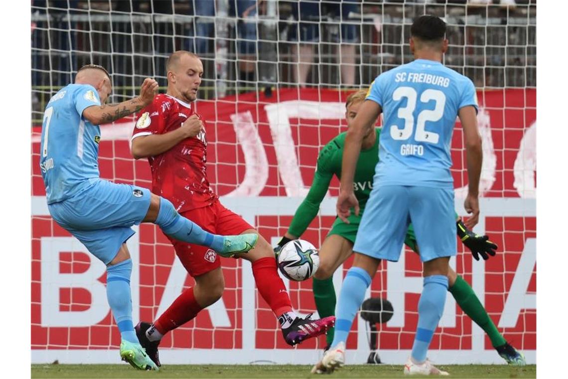 Freiburg müht sich: 1:0-Erfolg in Würzburg Jonathan Schmid (l) vom SC Freiburg schießt den Ball ins Tor zum Treffer zum 0:1. Foto: Daniel Karmann/dpa