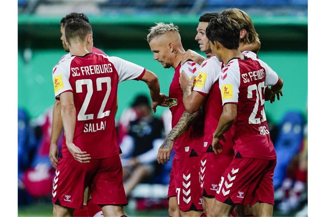 Hoffenheim zittert, Freiburg müht sich, Leverkusen souverän Jonathan Schmid (M) erzielte in der Schlussphase das Freiburger Siegtor. Foto: Uwe Anspach/dpa