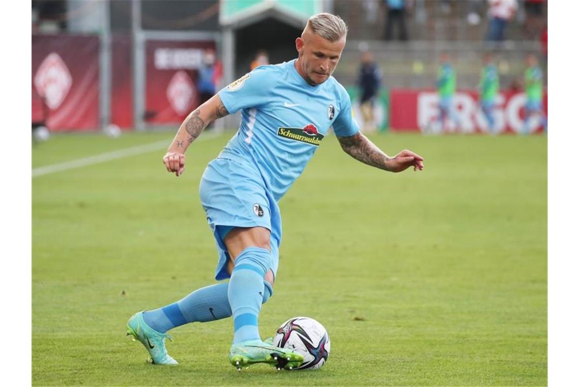 Jonathan Schmid vom SC Freiburg spielt den Ball. Foto: Daniel Karmann/dpa/Archiv