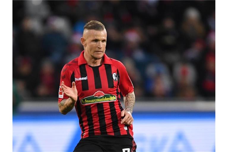 Jonathan Schmid von Freiburg spielt den Ball. Foto: Patrick Seeger/dpa/Archivbild