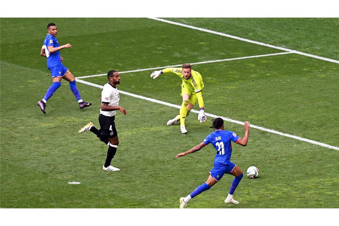 „Der Zauber ist irgendwie verflogen“ Jonathan Tah (2. v.l.) und Marc-André ter Stegen konnten das 2:0 nicht verhindern.