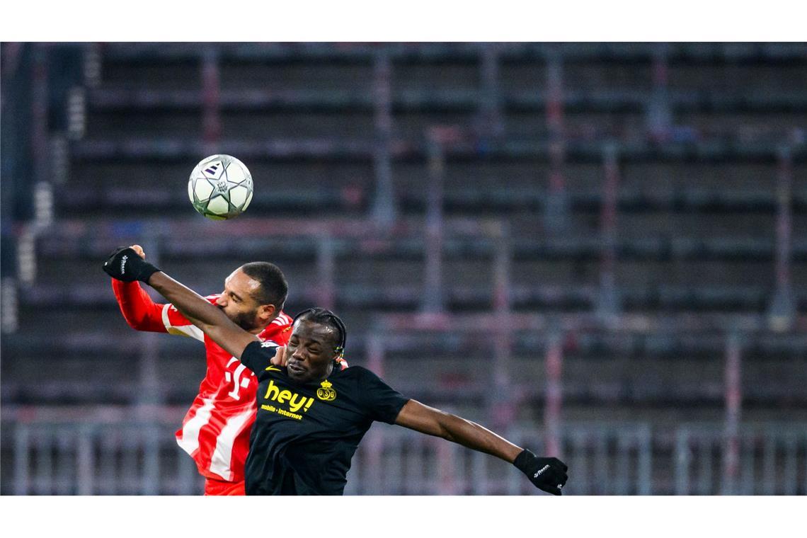 Jonathan Tah vom FC Bayern München vor der leeren Südkurve im Kopfballduell gegen Promise David von Union St. Gilloise.