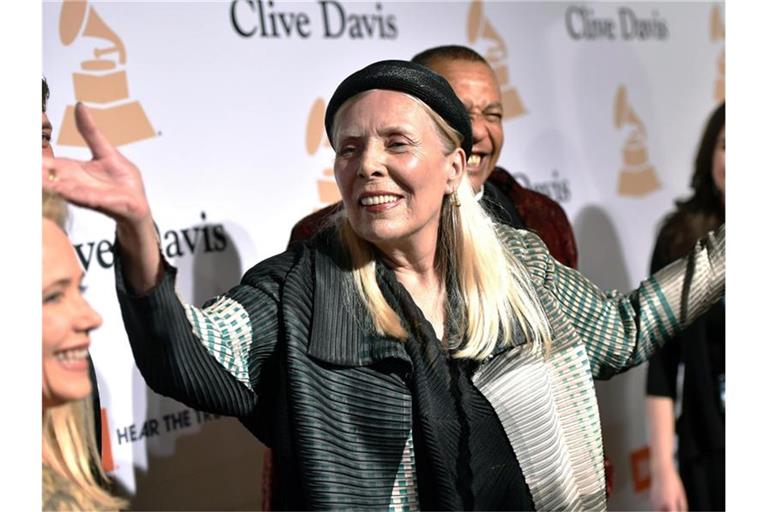 Joni Mitchell bei der Clive Davis Pre-Grammy Gala 2015. Die Sängerin zieht ihre Musik von Spotify ab. Foto: John Shearer/Invision/dpa