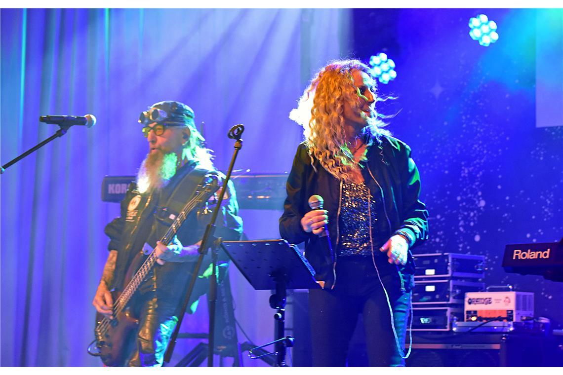 Jonny (Gitarre) und Elke von JuxRock. 2. WINTER ROCK NIGHT in Althütte" mit den ...