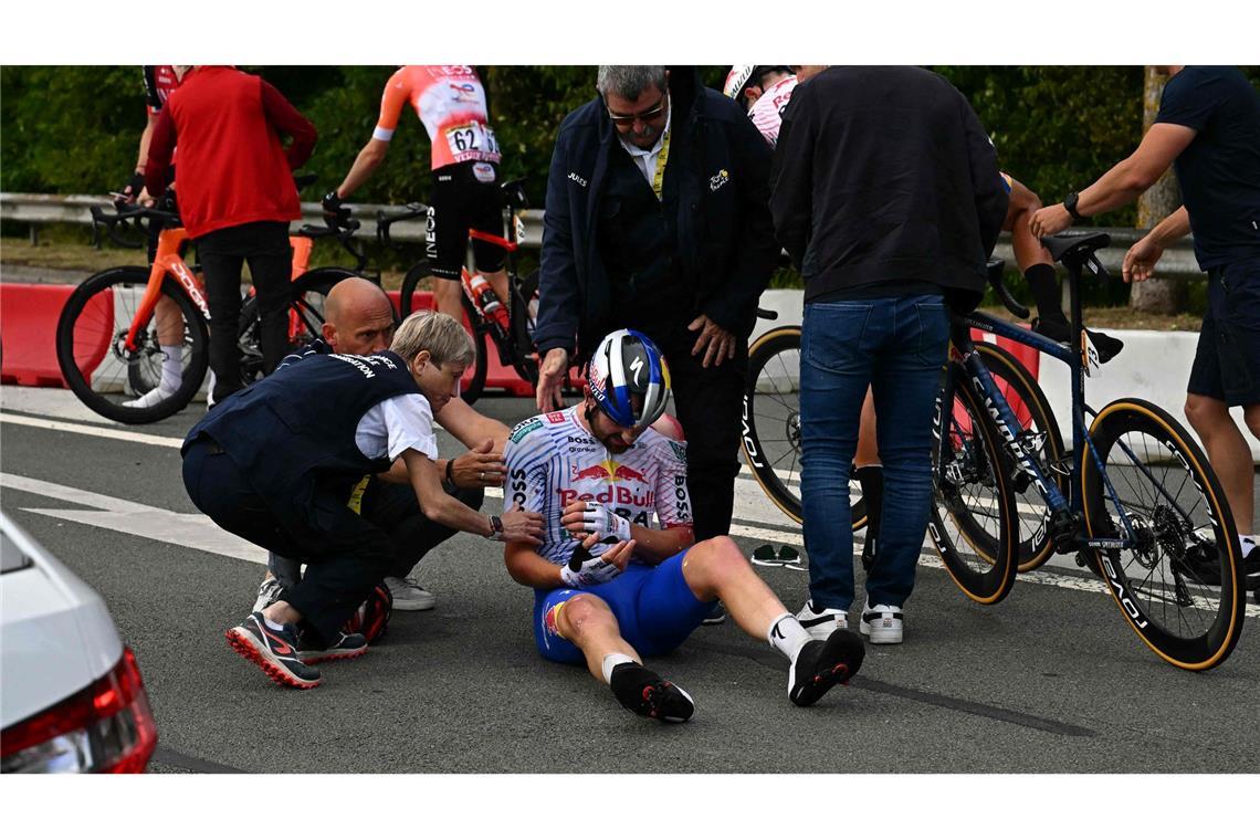 Sturz-Drama bei der Tour - Bauhaus sprintet auf Platz drei Jordi Meeus aus dem deutschen Red-Bull-Team wird medizinisch versorgt, nachdem er auf den letzten Kilometern vor dem Ziel der 3. Etappe gestürzt ist.